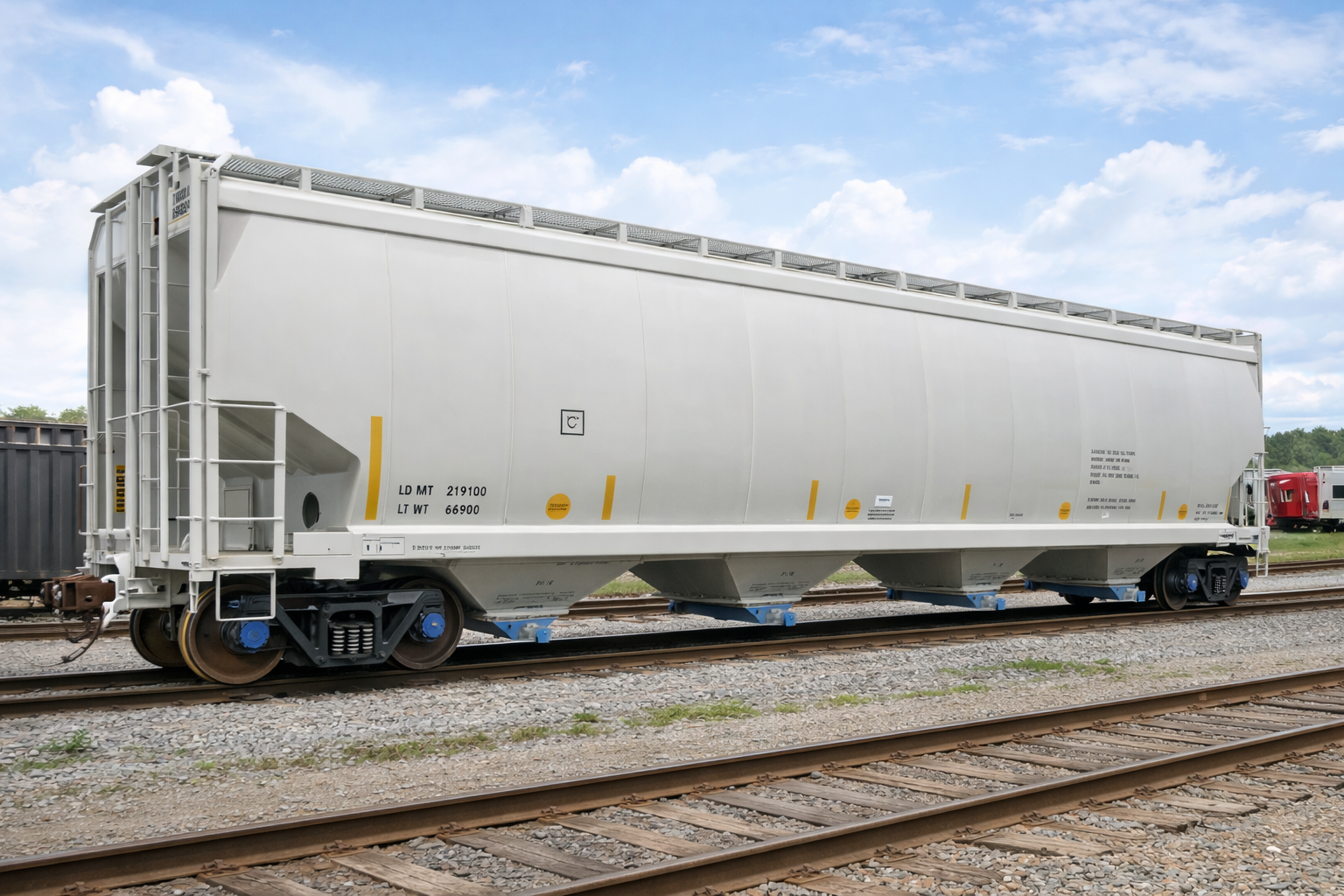Covered hopper railcar