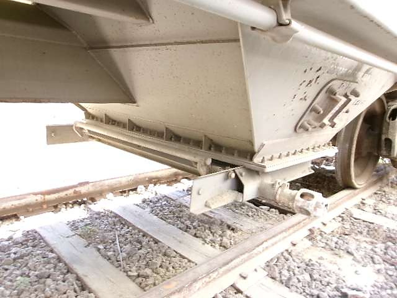 Bottom gravity outlet gate on a 3,285 CF covered hopper
