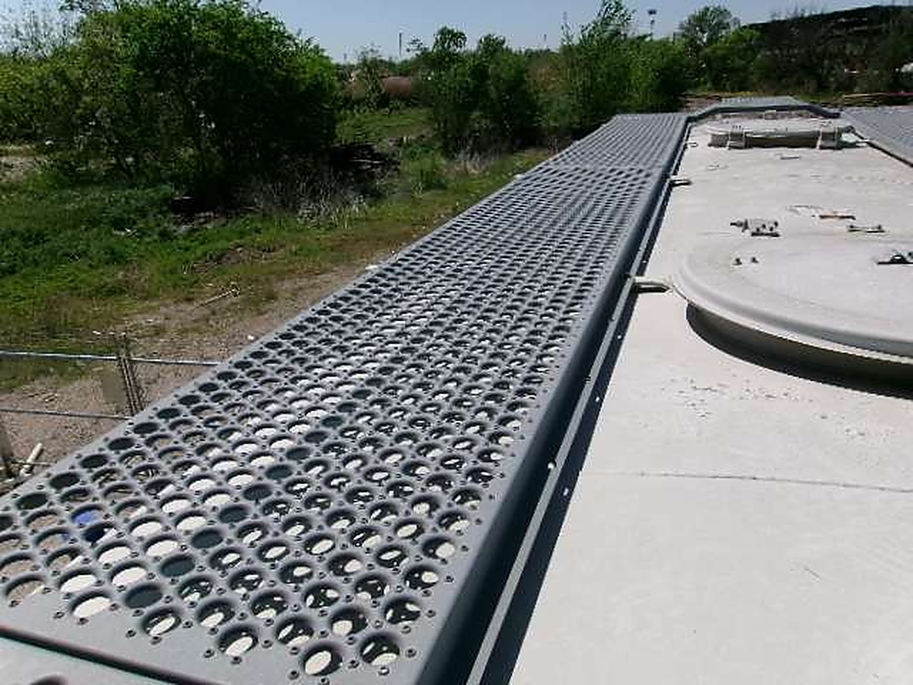 Thirty-inch round hatch cover and running board